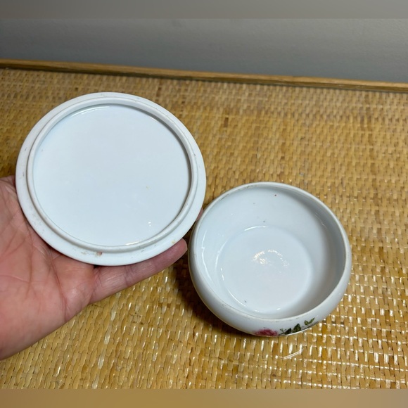 Vintage 1970s Rose Bouquet Porcelain jewelry/trinket box made in Japan - Picture 4 of 5